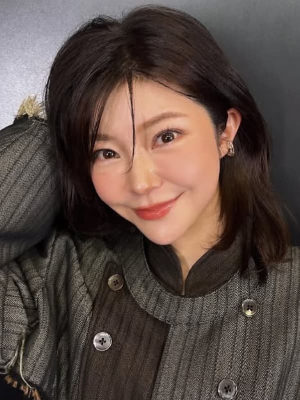 伊瀬茉莉也が茶色い服を着ている画像