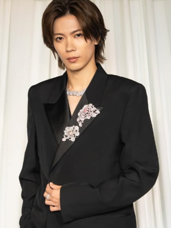 神宮寺勇太が黒いスーツを着て白いカーテンの前に立つ画像