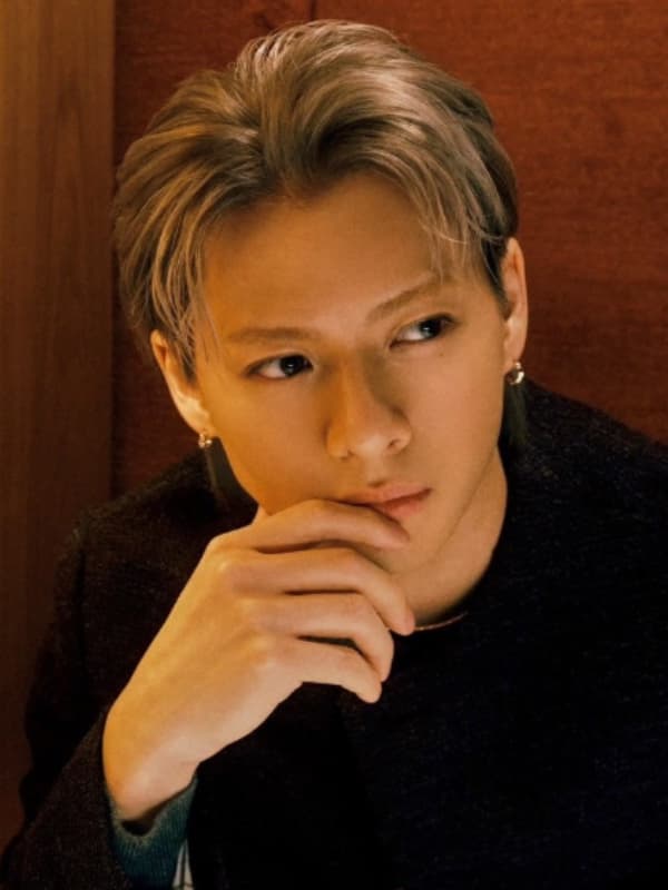 平野紫耀が右手で頬に触れる画像