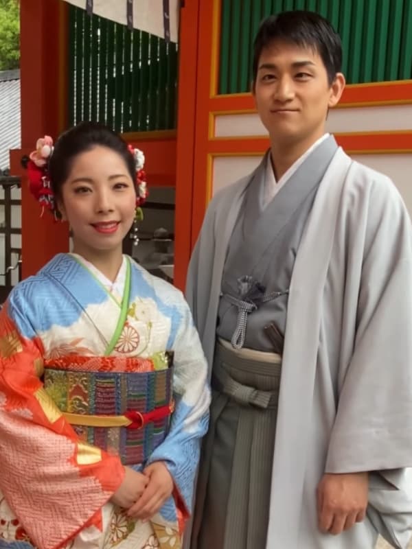 りくりゅうの二人が和装で並ぶ画像