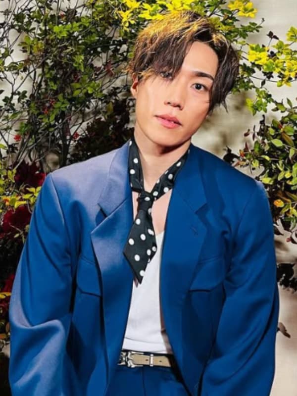 早乙女太一が青いジャケットを着ている画像