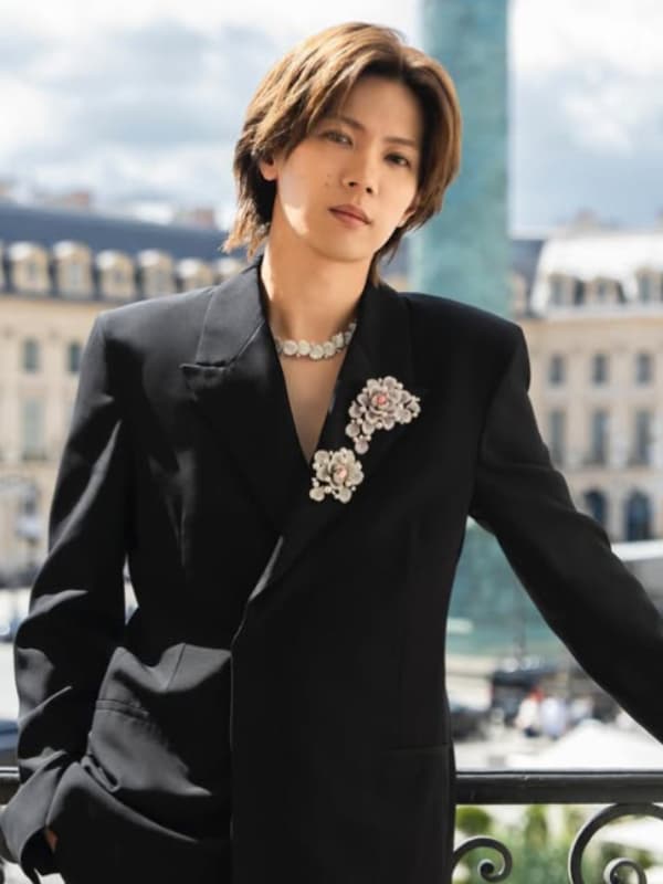 神宮寺勇太が黒いスーツを着てベランダに立つ画像