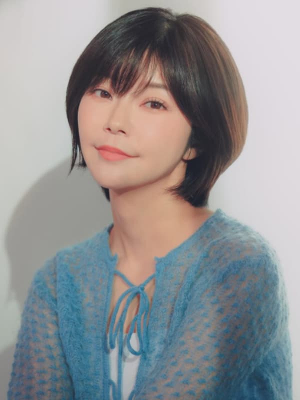 伊瀬茉莉也が青い服を着ている画像