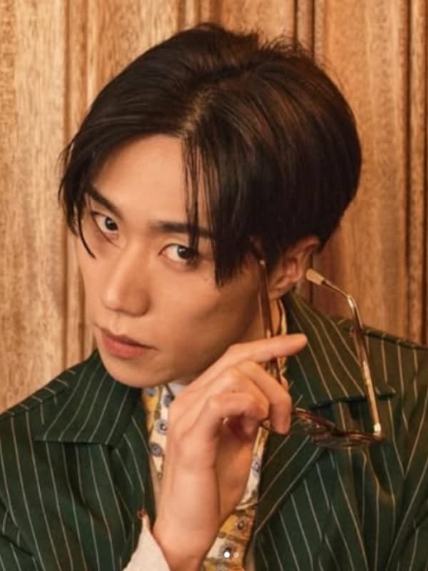 早乙女太一がスーツ姿でメガネを持つ画像