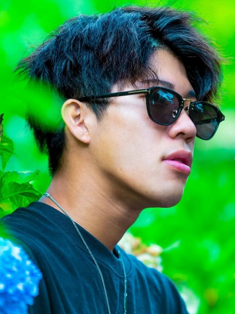 二階堂蓮がサングラスを掛けている画像