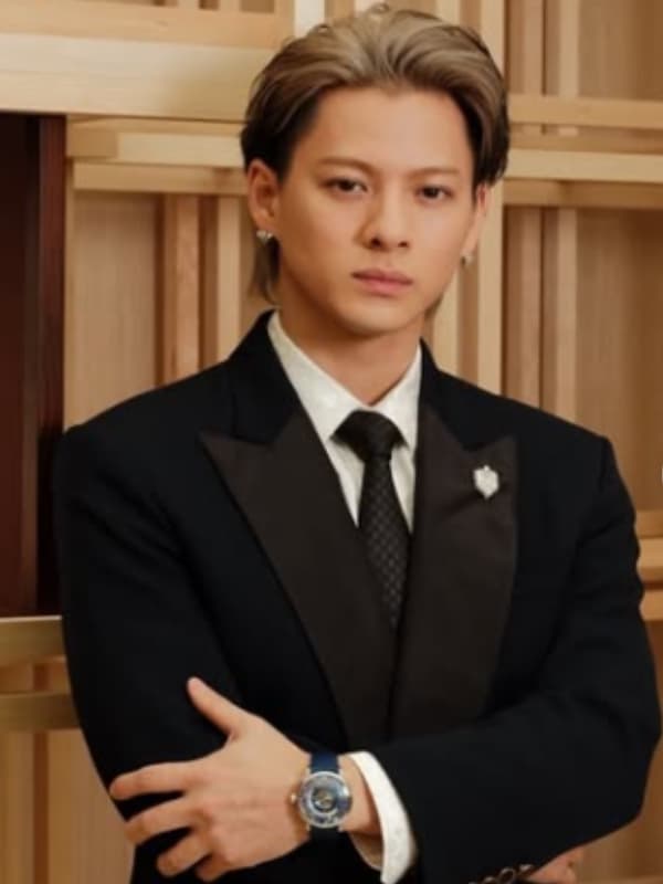 平野紫耀が黒いスーツを着て腕を組む画像