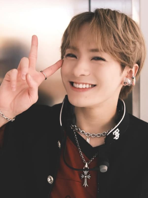 松倉海斗が黒い学ランの様な服を着てピースサインをする画像