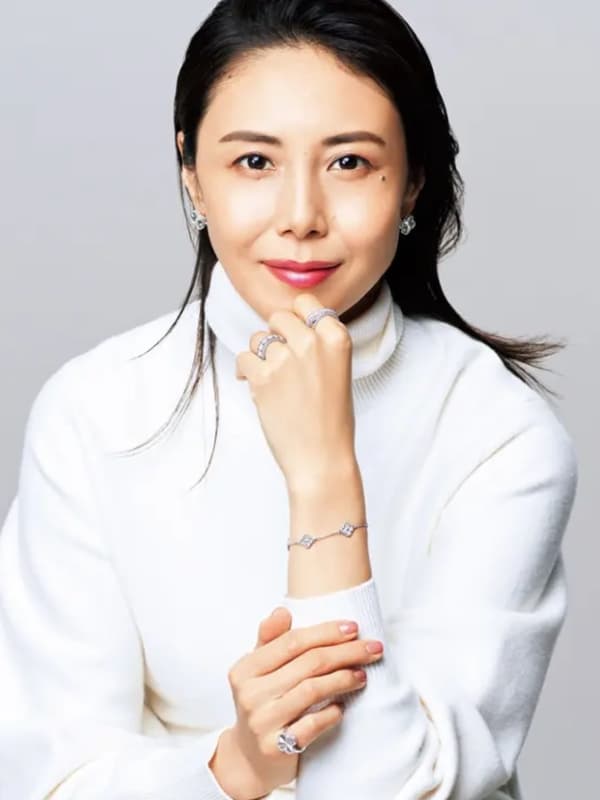 白のタートルネックを着用し、ジュエリーを身に着けてポーズをとる松嶋菜々子。知的でエレガントなライフスタイルを感じさせる一枚。