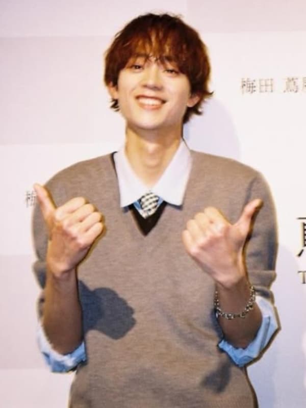 水沢林太郎が1st写真集**『輪-ワッカ-』**のイベント（梅田 蔦屋書店）での1枚です。自らプロデュースした作品を世に送り出した瞬間の、晴れやかな笑顔が素敵ですね。