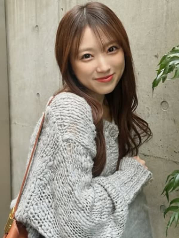 グレーのざっくりとしたニットを羽織り、落ち着いた大人びた表情を見せる矢吹奈子