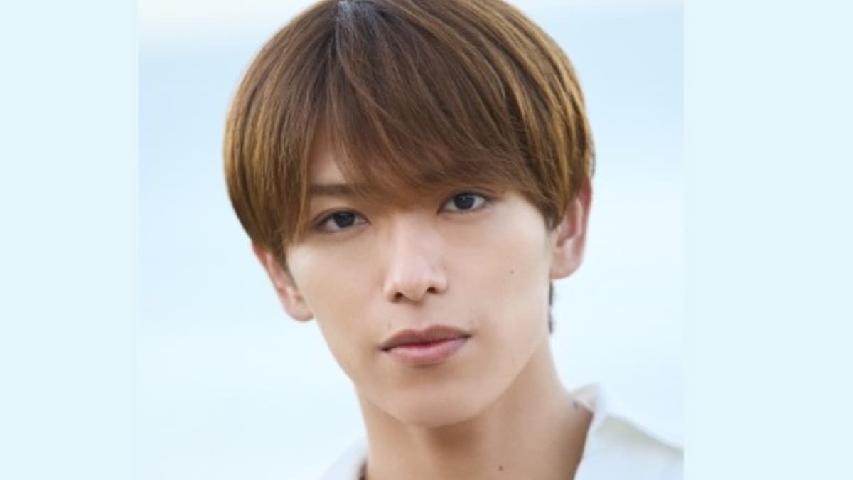 白いシャツを着用し、穏やかな表情で正面を見つめる深田竜生(ACEes)の近影ポートレート。明るい茶髪のストレートヘアで、右頬にある特徴的なほくろが印象的な、清潔感あふれる1枚。