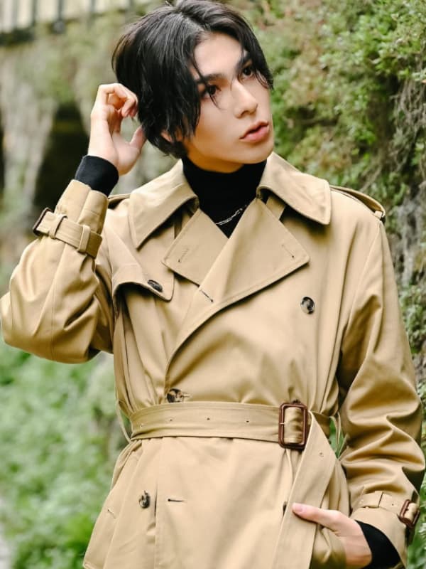 ラウールがキャメル色のトレンチコートを着ている画像