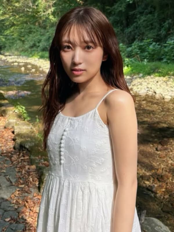 自然豊かな川辺で白いワンピースを身に纏う2026年カレンダー撮影時の矢吹奈子