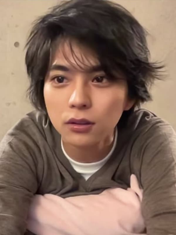 自然体なヘアスタイルで、驚いたような、あるいは何かに強く惹きつけられたような力強い眼差しを見せる佐藤勝利の近接ショット。