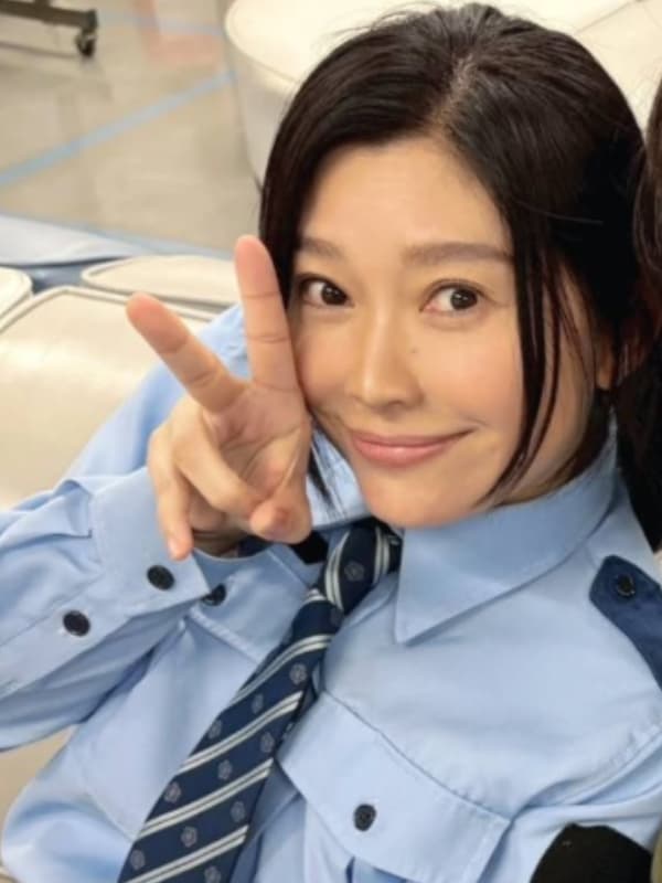 ドラマ『パンチドランク・ウーマン』の刑務官制服を着用し、明るい表情でピースサインをする篠原涼子。