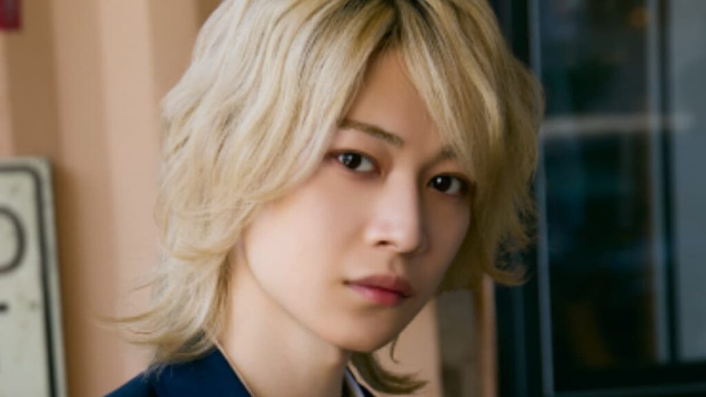 ドラマ『その天才様は偽装彼女に執着する』で若月郁役を演じるB&ZAIのリーダー今野大輝。金髪でクールな表情を浮かべる公式ビジュアル写真。