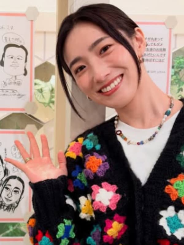 中田クルミが手製の編み物を纏いスタジオにいる画像