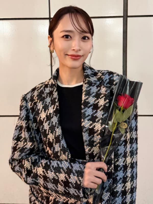 近藤千尋が千鳥格子模様のアウターを着て赤いバラを持つ画像