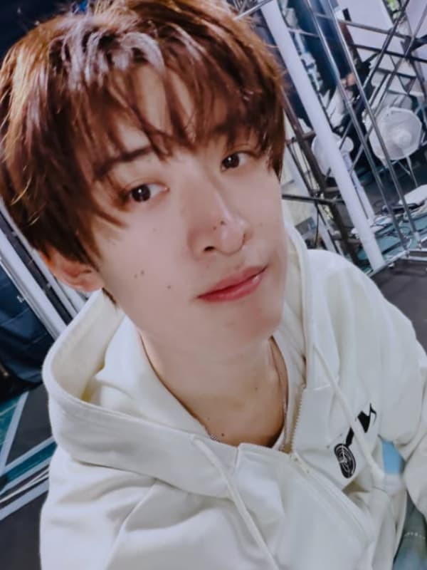 向井康二が白いパーカーを着ている画像