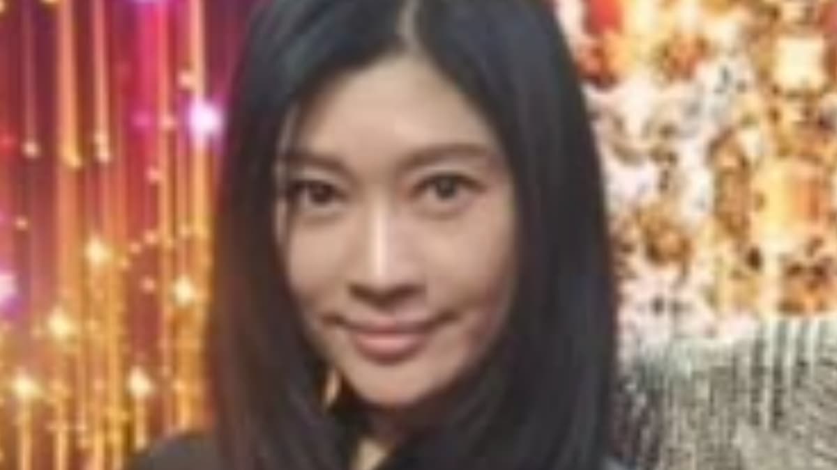 キラキラとした華やかな背景の前で、黒髪をストレートに下ろし、穏やかに微笑む篠原涼子の近影。