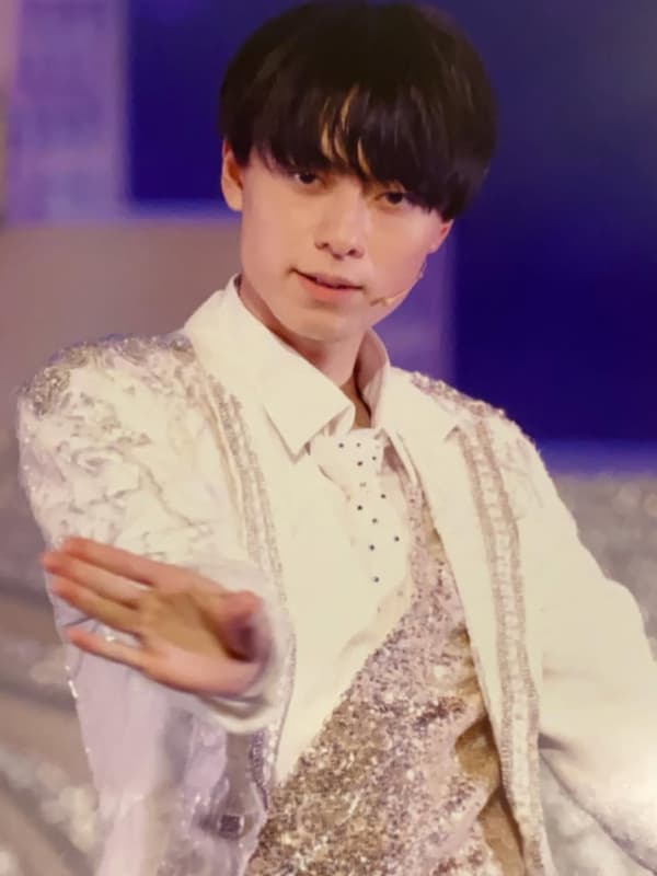 作間龍斗が白いステージ衣装を着ている画像