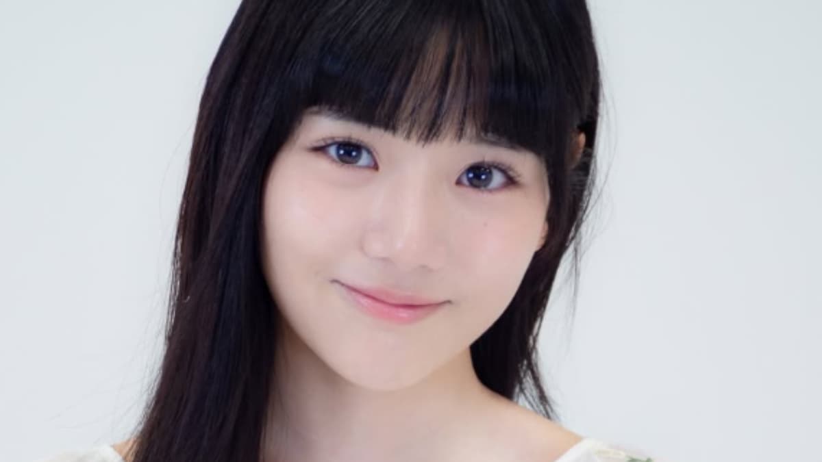 スターダストプロモーション所属の俳優・早坂美海の、透明感あふれるナチュラルな笑顔のポートレート。2026年3月現在19歳、大学生活と俳優業を両立する彼女の等身大の魅力が伝わる一枚。