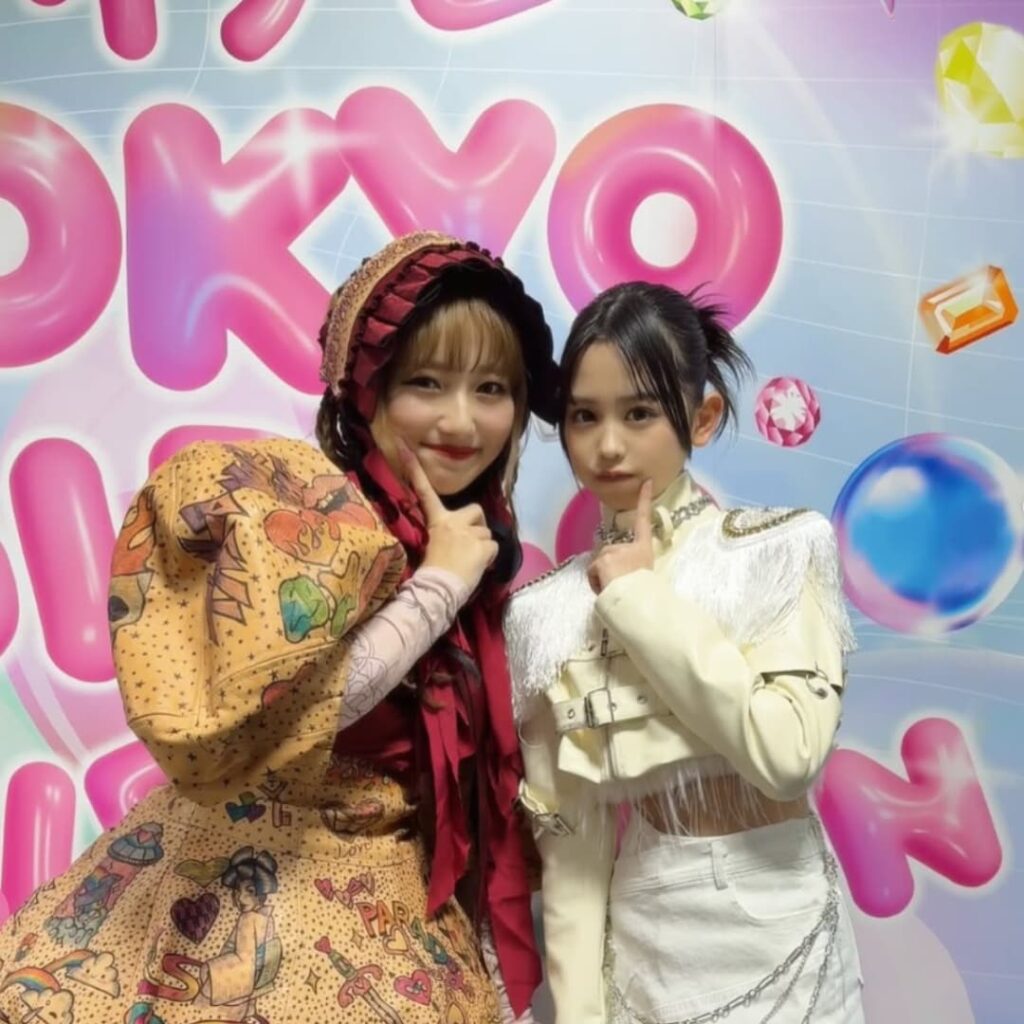 TGC2024の会場で寄り添って笑顔を見せるモデルの梶原叶渚と辻希空のツーショット