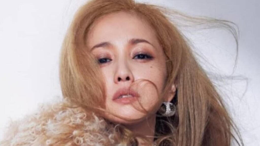 金髪のロングヘアをなびかせ、正面を真っ直ぐに見つめる沢尻エリカのクローズアップ。淡いベージュのファーを纏ったファッショナブルなポートレート。