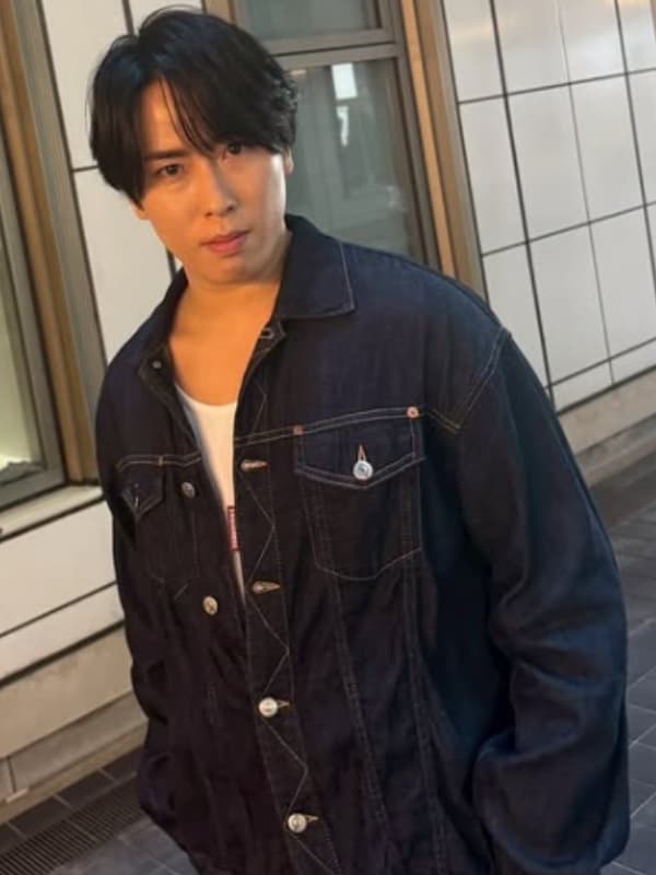 宮舘涼太 がデニムの服を着て通路を歩く画像