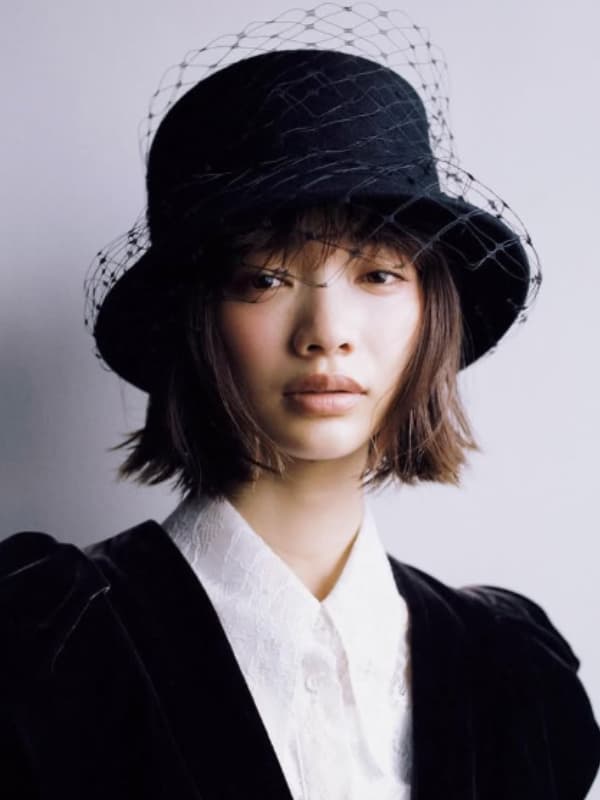 見上愛が黒い服と帽子を被っている画像