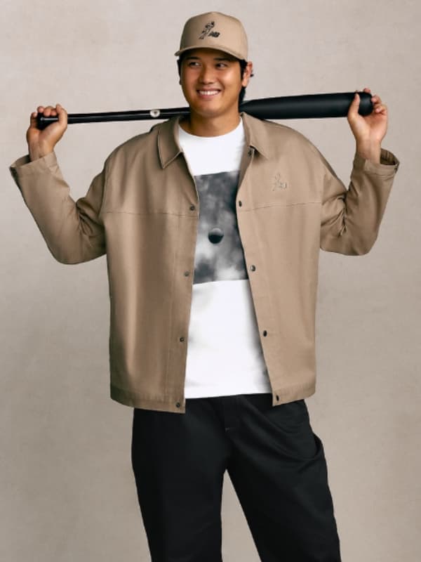 大谷翔平が茶色の服を着てバットを担ぐ画像