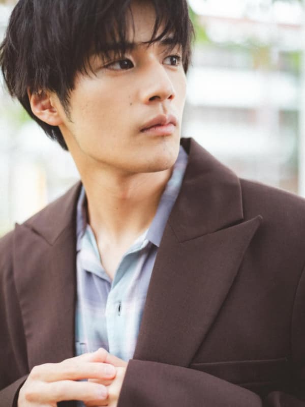 伊藤絃が茶色のジャケットを着ている画像