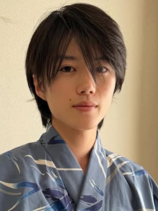 青い浴衣を着用し、柔らかな表情を浮かべる奥智哉。時代劇『べらぼう』などの和装を彷彿とさせる、落ち着いた気品のある雰囲気のショット。