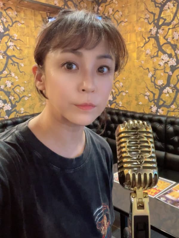 『教場』シリーズで風間を支えたベテラン副教官・服部役、佐藤仁美の素顔。ドラマの緊張感とは対照的なカラオケでのオフショット。