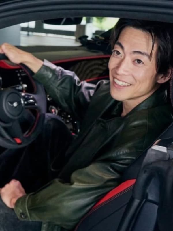 大東駿介がベントレーの運転席に座る画像
