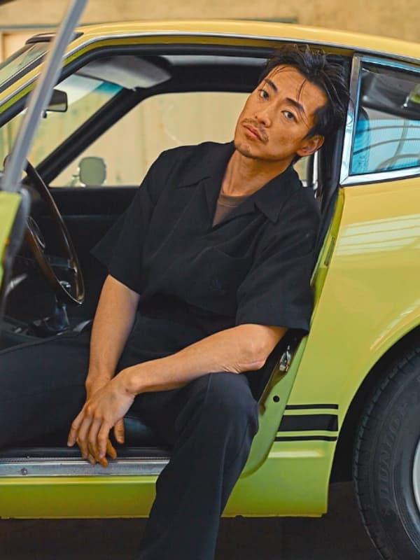 大東駿介がクラシックスポーツカー（日産Z）の運転席に座る画像