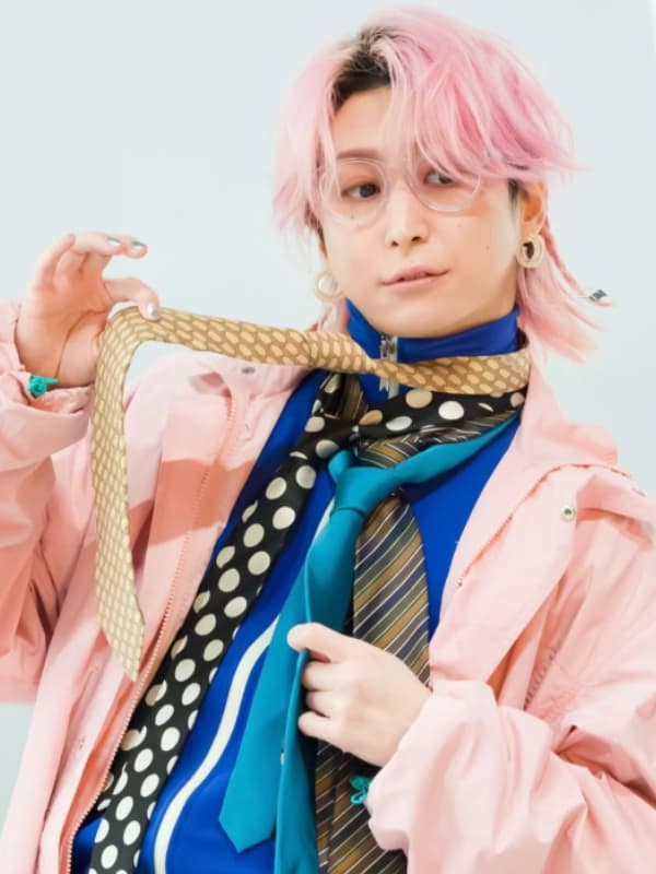 佐久間大介がピンク色のステージ衣装を着ている画像