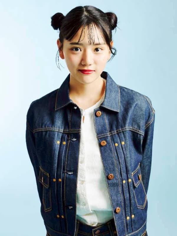 デニムジャケットを着用し、お団子ヘアでカメラを真っ直ぐ見つめる早坂美海。朝ドラ『風、薫る』の一ノ瀬安役で見せる、現実を見据えた強靭な精神力を予感させる、意志の強い眼差し。