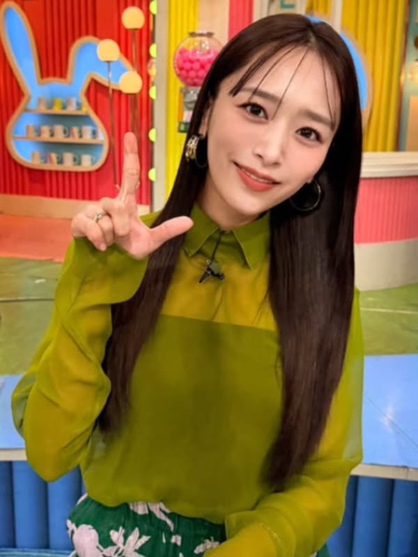 近藤千尋が番組収録スタジオ内でポーズを取る画像