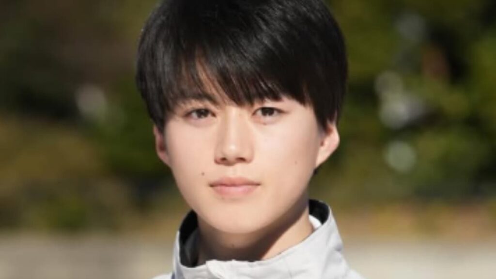 正面を見つめる俳優・奥智哉のクローズアップポートレート。清潔感のある短髪と、21歳らしい凛とした精悍な表情が特徴的な一枚。