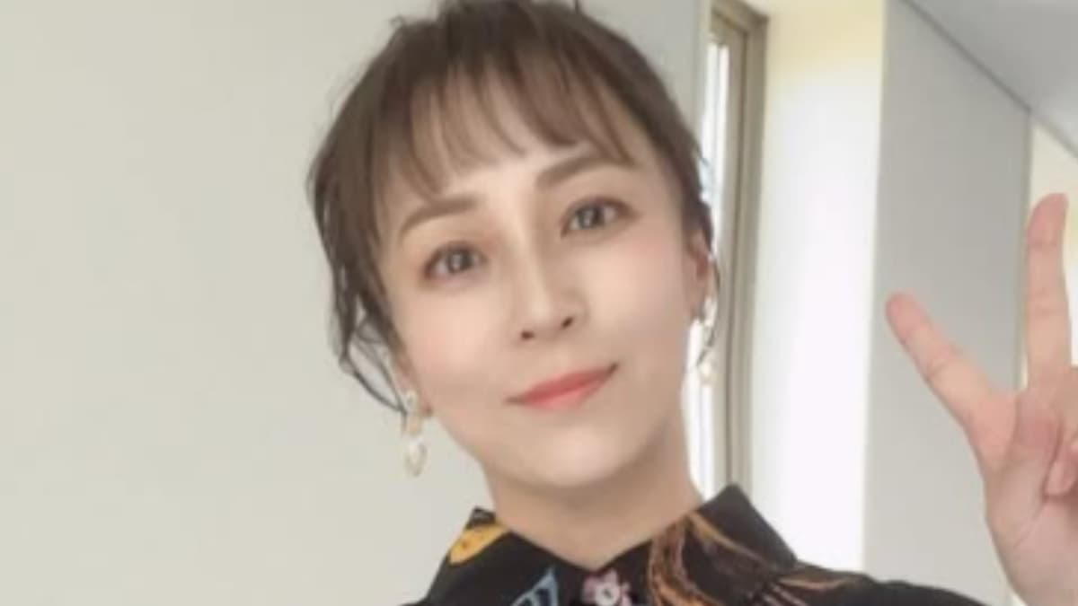 『教場』副教官の服部京子を演じる佐藤仁美の笑顔。映画完結後、二人が「どうなった」か気にするファンに安心感を与える一枚。