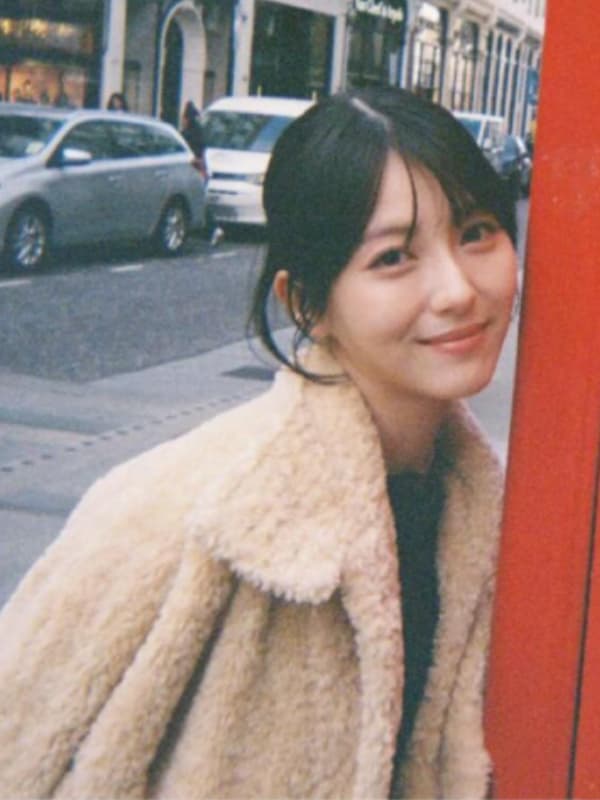 浜辺美波がロンドンの赤い電話ボックスの近くに立つ画像