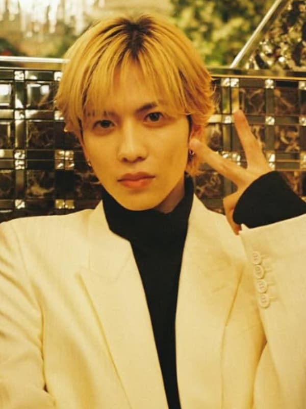 志尊淳が白いスーツに金髪姿でピースサインをする画像