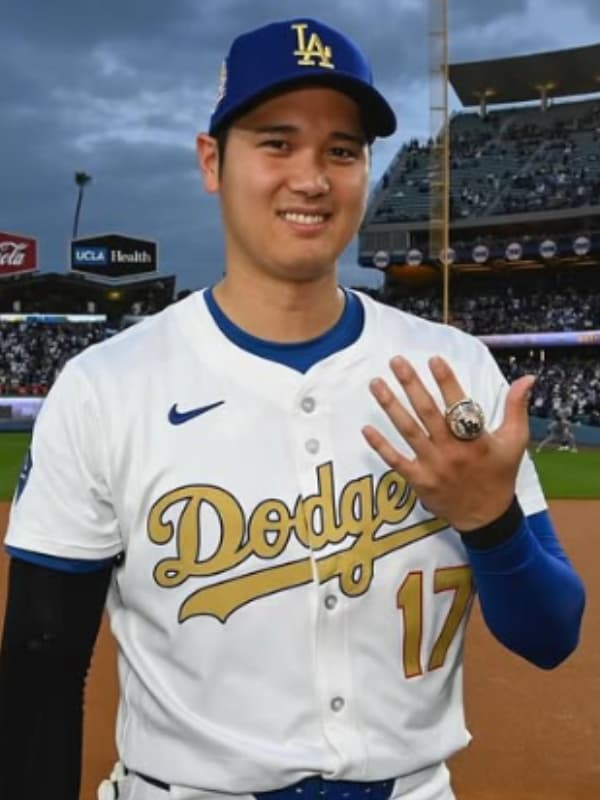 大谷翔平がユニフォーム姿で大きな指輪をする画像