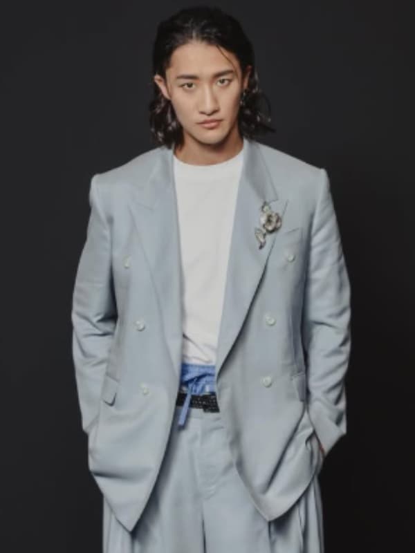 岩本照が薄い空色のスーツを着ている画像