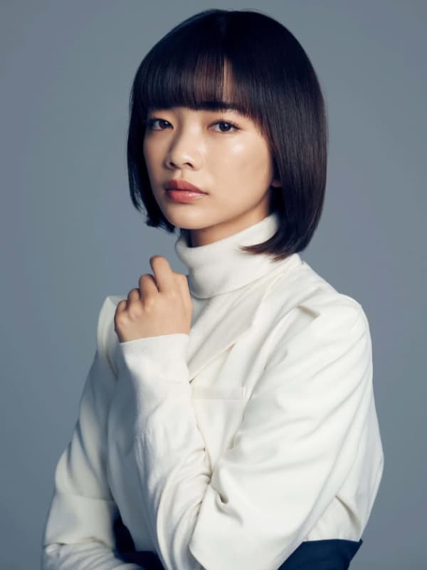 見上愛が白い服を着ている画像