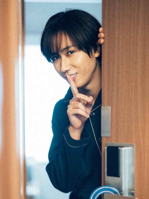 阿部亮平がパジャマ姿で人差し指を口に当て「しー」のポーズをする画像