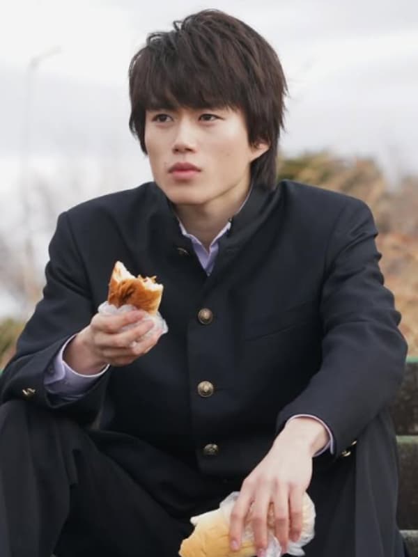 黒の学ラン姿でパンを手に持ち、物憂げに遠くを見つめる奥智哉。初期の学生役で見せた、瑞々しくも繊細な演技力が伝わるシーン。