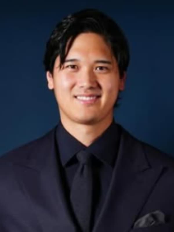 大谷翔平が黒いスーツを着て受賞する画像