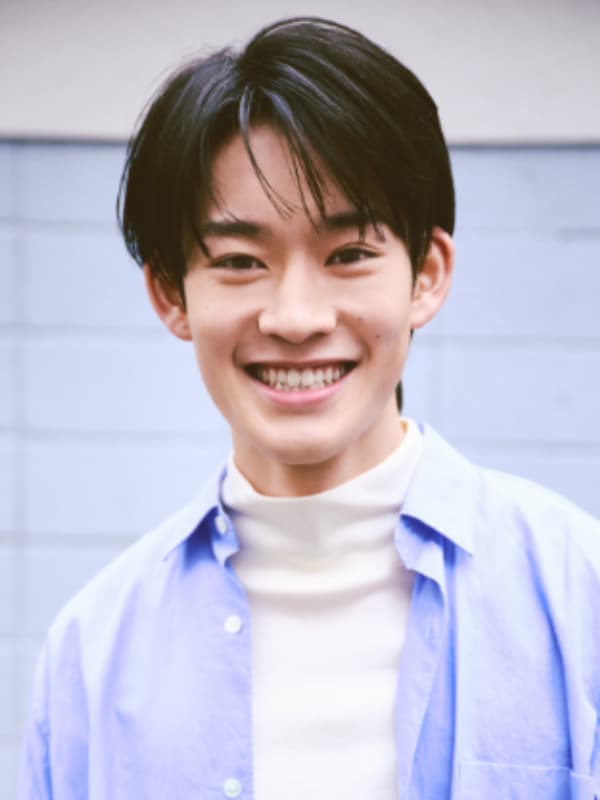 山時聡真が薄紫のシャツを着て微笑む画像